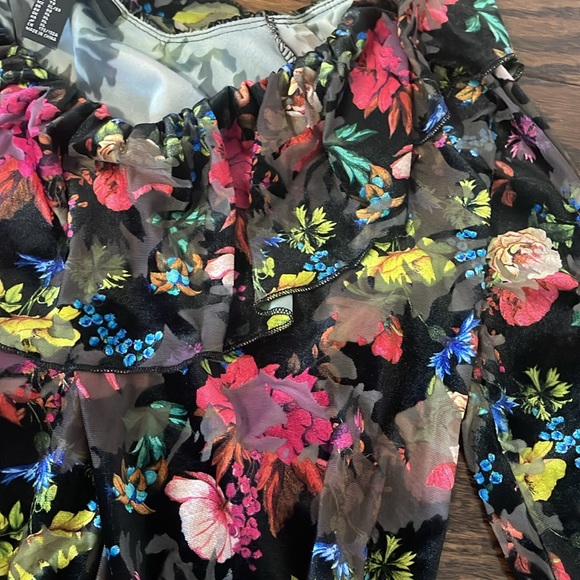 Off shoulder - Picture 3 of 5